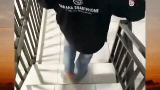 es teler datang. kasih tempat.
