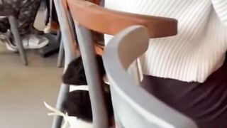 Kucing hitam pelayan restoran
