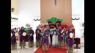 Ibu-ibu muslimah ini nyanyi lagu tapi nyanyinya di gereja