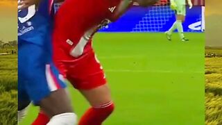 Harry Kane eksekusi penalti dengan tenang tapi di belakang, Olise masih sempat ngobrol santai kayak lagi nunggu ojek  Fokus beda dunia banget!