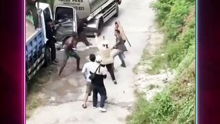 Perkelahian antara Bule atau WNA dengan buru Proyek