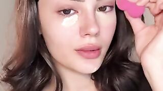 MAKE UP