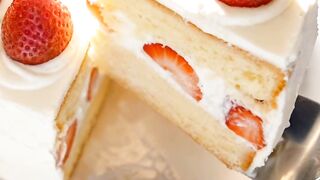 Japanese Strawberry Sponge Cake (Ichigo Kurumi Cake)