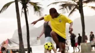 Aksi freestyle keren di tepi pantai! Kontrol bola yang halus banget bikin keliatan effortless.