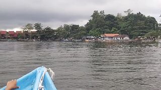 Lagi naik perahu di danau terdalam