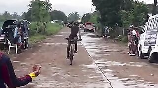 Reflek yang bagus dari pengendara sepeda ini