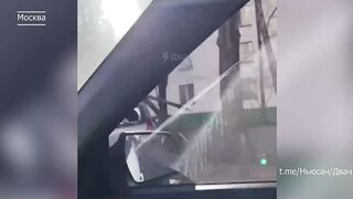 Свирепый ураган разносит Москву. Ветер обрушил леса