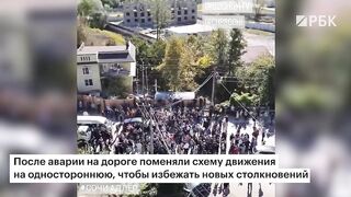 На месте ДТП с Собчак в Сочи люди перекрыли дорогу и...