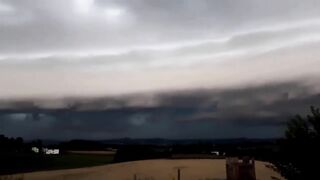 Страшные темные тучи и сильный шторм обрушиваются в небе Австрии