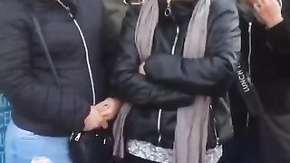 Огромным елдаком  надавал им по золотым зубам за воровство.