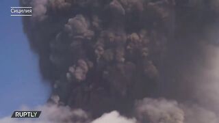 Взрывное извержение Этны: самый активный вулкан Европы проснулся