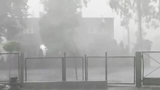 Невероятная гроза, сильный ветер и дождь обрушиваются на Польшу