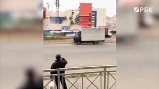 Первые кадры после падения строительного крана на поликлинику в Хабаровске.