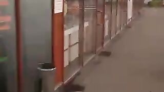 Бомж разбил стекло в магазине, залез в прилавок, обожрался сыра и уснул.