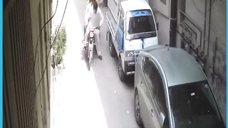 Funny_Lahore_Snatching___Nojawano_Ne_Dakuon_Ko_Naach_Nacha_Dia___Robbery_Fail_Caught_On_Camera(1080p).