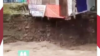 Detik-Detik Rumah Warga Ambruk Diterjang Arus Batang Malalo di Tanah Datar