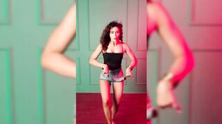 Indian Girl Anaira Gupta Dance