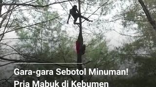 Pria di Kebumen bikin heboh warga setelah nekat memanjat pohon dalam kondisi mabuk dan