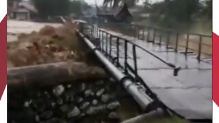DETIK-DETIK JEMBATAN PROYEK GUNUANG NAGO TERSAPU BANJIR BANDANG