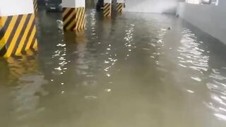 Suasana tempat parkir di sebuah gedung