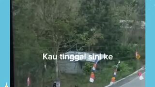 Bro menang soalnya paling jauh lempar nya