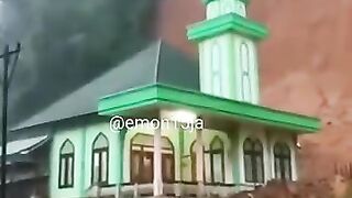 Proof of Allahs greatness, a mosque was not touched by a landslide