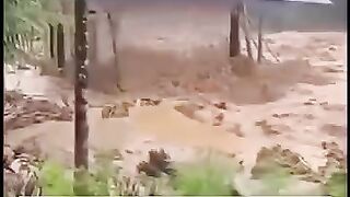 Detik-detik rumah ambruk akibat banjir di Batu Busuk, Padang