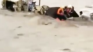 aksi luar biasa penyelatan korban terjebak banjir di dalam mobil