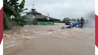 Detik-Detik Evakuasi Warga di Jembatan Sri Gunting yang Ambruk Diterjang Banjir