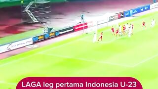 MOMEN DIMANA 2 PEMAIN TIMNAS INDONESIA KALAH DUEL UDARA MELAWAN PEMAIN MALI - ESSE4D