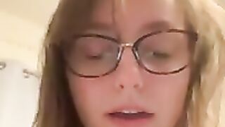 Девушка в очках.