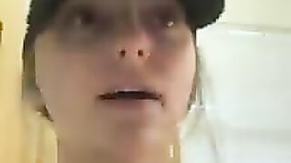 Девушка в кепке.