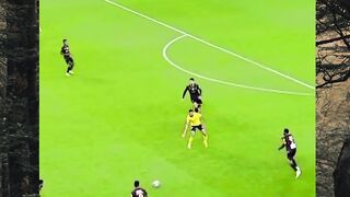 Di usia nya yang sudah tidak muda ronaldo masih mampu backflip dengan sempurna
