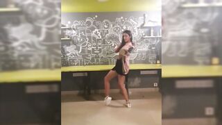 Indian Girl Anaira Gupta Dance