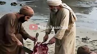 Muslim soldiers eat the carcass of a giant fish