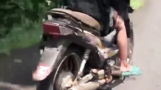 व सदर आदम सवर कर रह ह