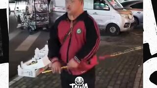 Terpisah dari teman2 nya dia der wkwkw