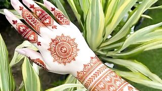 Femous mehndi designs for health