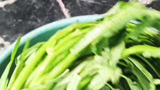 Masak kangkung .sama oyong