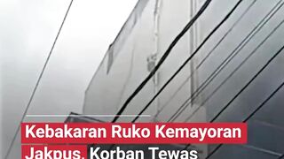 Kebakaran hebat melanda sebuah ruko di kawasan Kemayoran, Jakarta Pusat.