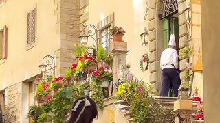 Trying to catch my italian chef I made an afternoon trip to Cortona today and it was a beautiful day. At the tables in the sunny piazza you could