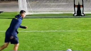 Ronaldo vs Penjaga Gawang Robot