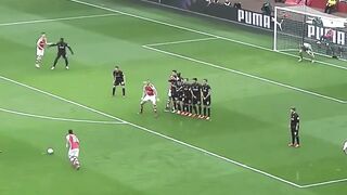 Mesut Ozil pensiun karena apa