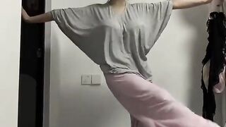 loose  cloths White Beauty with big breasts Shaking