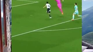 Bukan kiper, tapi pakai tangan