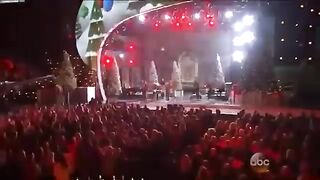 Run Run Rudolph Brad Paisley  Steven Tyler(360P).mp4