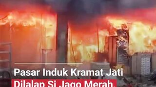Kebakaran melanda Los Buah Pepaya di Pasar Induk Kramat Jati, Jakarta Timur, Senin (15122025).