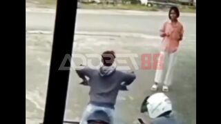 Bocah ini niat begaya depan ceweknya