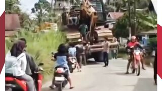 Kernet Truk Tersetrum Saat Angkut Eskavator ke Lokasi Banjir Tapanuli Tengah