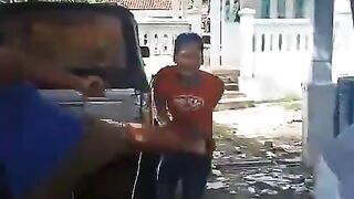 Maling Nyamar Jadi Badut, Ketahuan Warga!